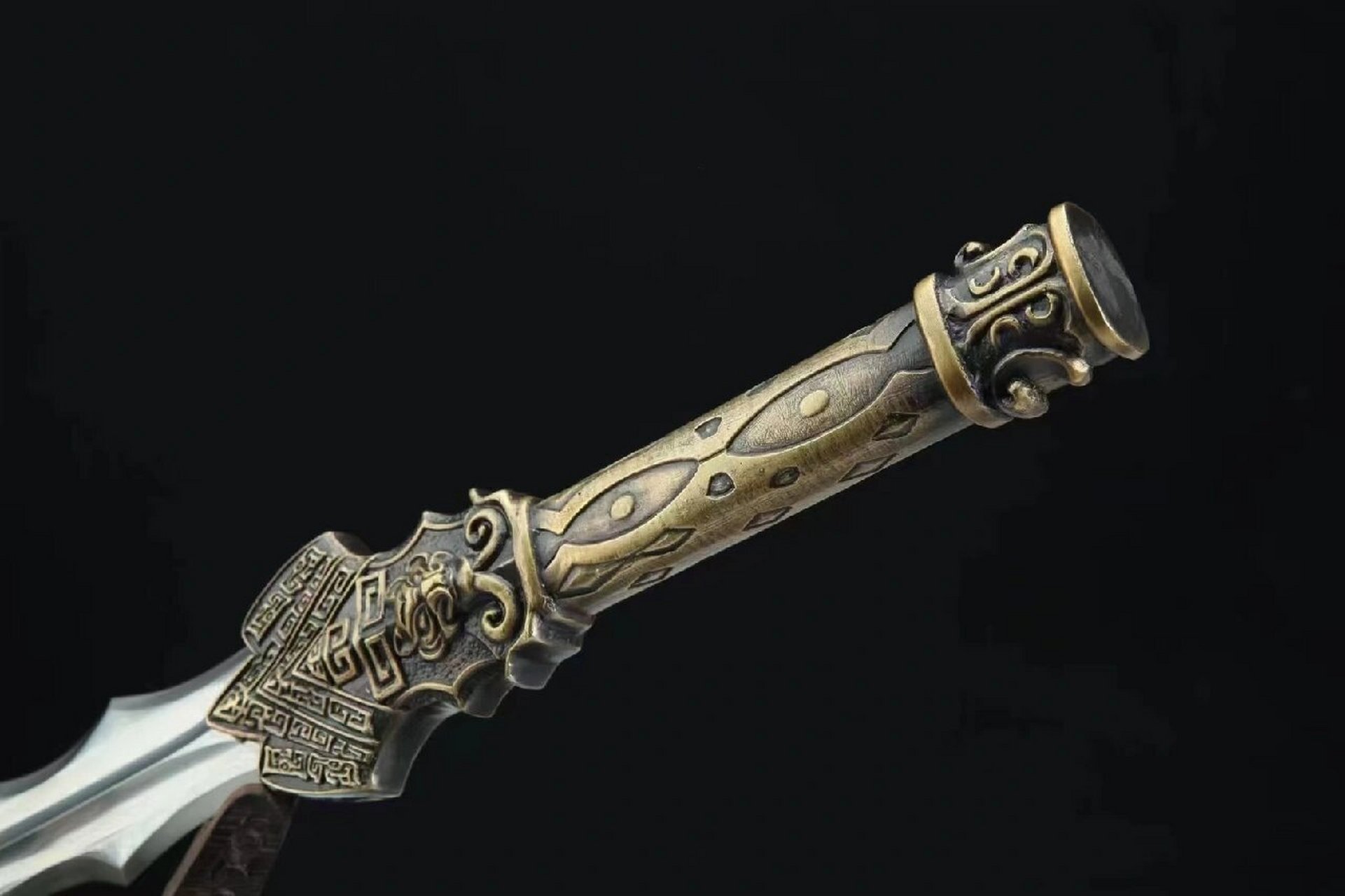 虎尊剑(双弧款) 剑把:纯铜精雕,图案立体感强,做旧; 剑身:百炼花纹钢