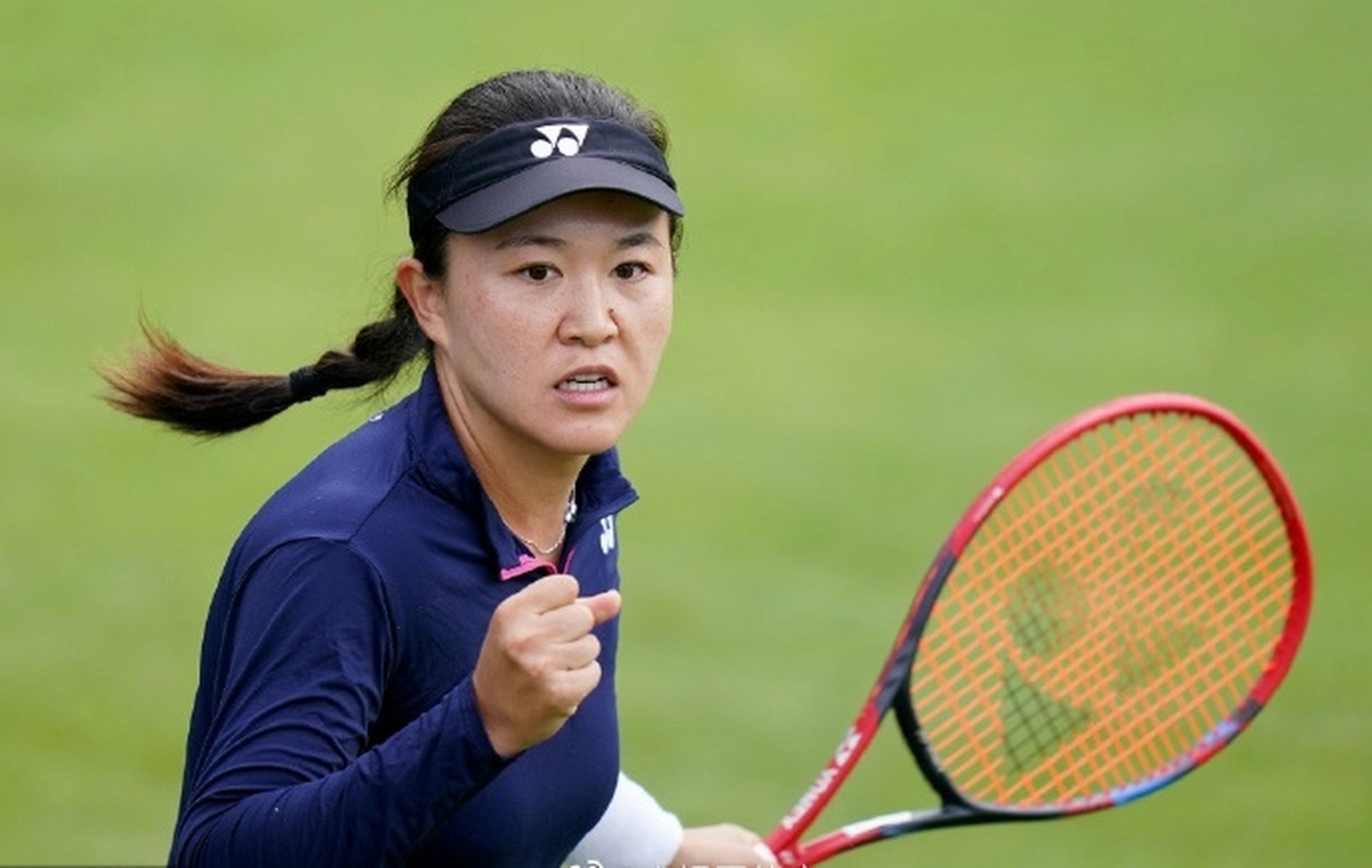 今晚,在wta250伯明翰站1/4决赛中,中国金花朱琳在先丢一盘的不利局面