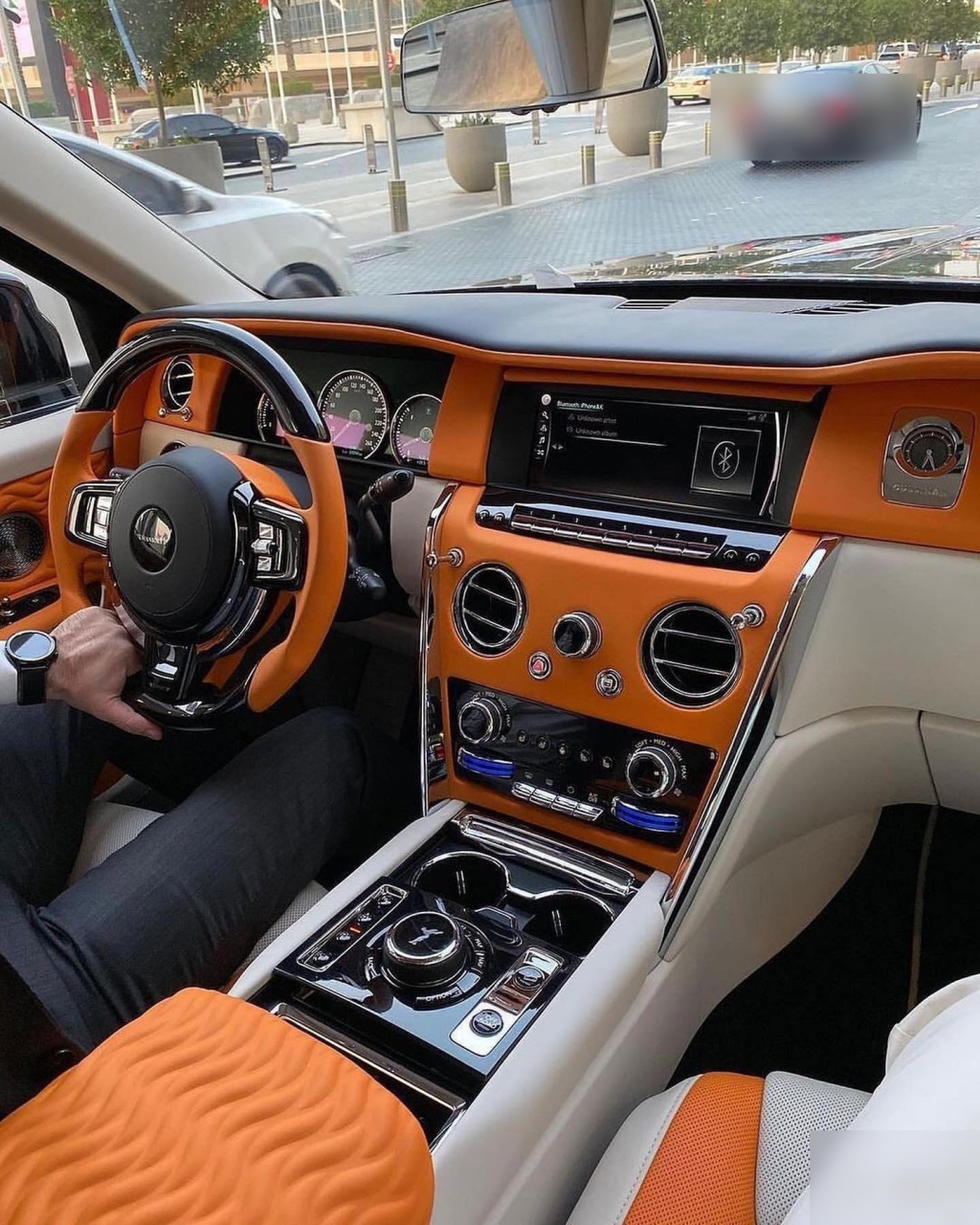 保时捷,劳斯莱斯,布加迪以及柯尼塞格等品牌的超豪跑车内饰,更是力求