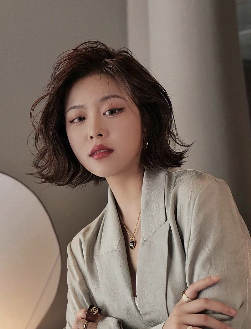 气质短发翻翘烫发