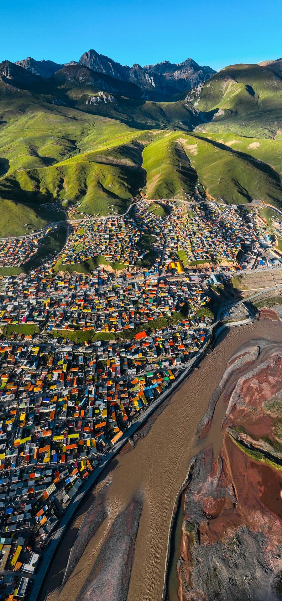 一座只适合从空中观赏的县城  ,青海玉树杂多县,如果只是路过,你很难