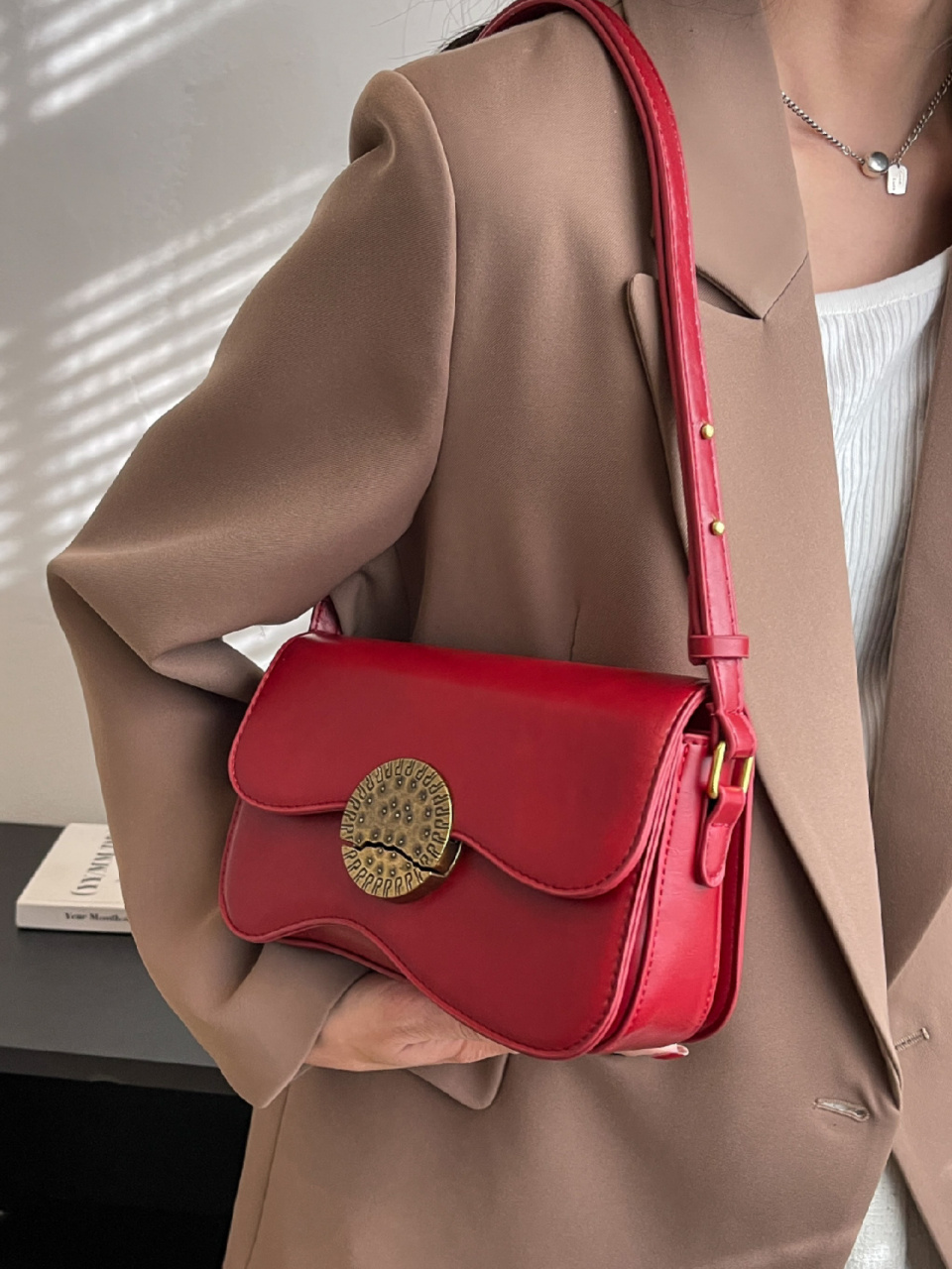这个酒红色包包好美 包包立体有型 质感敲奶思 曲奇锁扣好有设计敢