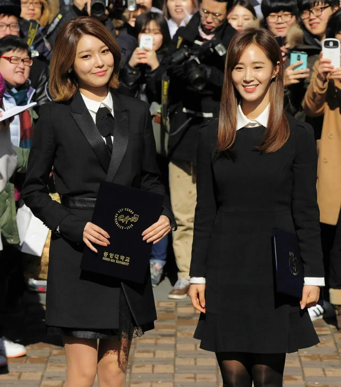 权侑莉身穿一条设计感十足的连衣短裙,甜美的娃娃领和收腰显瘦的剪裁