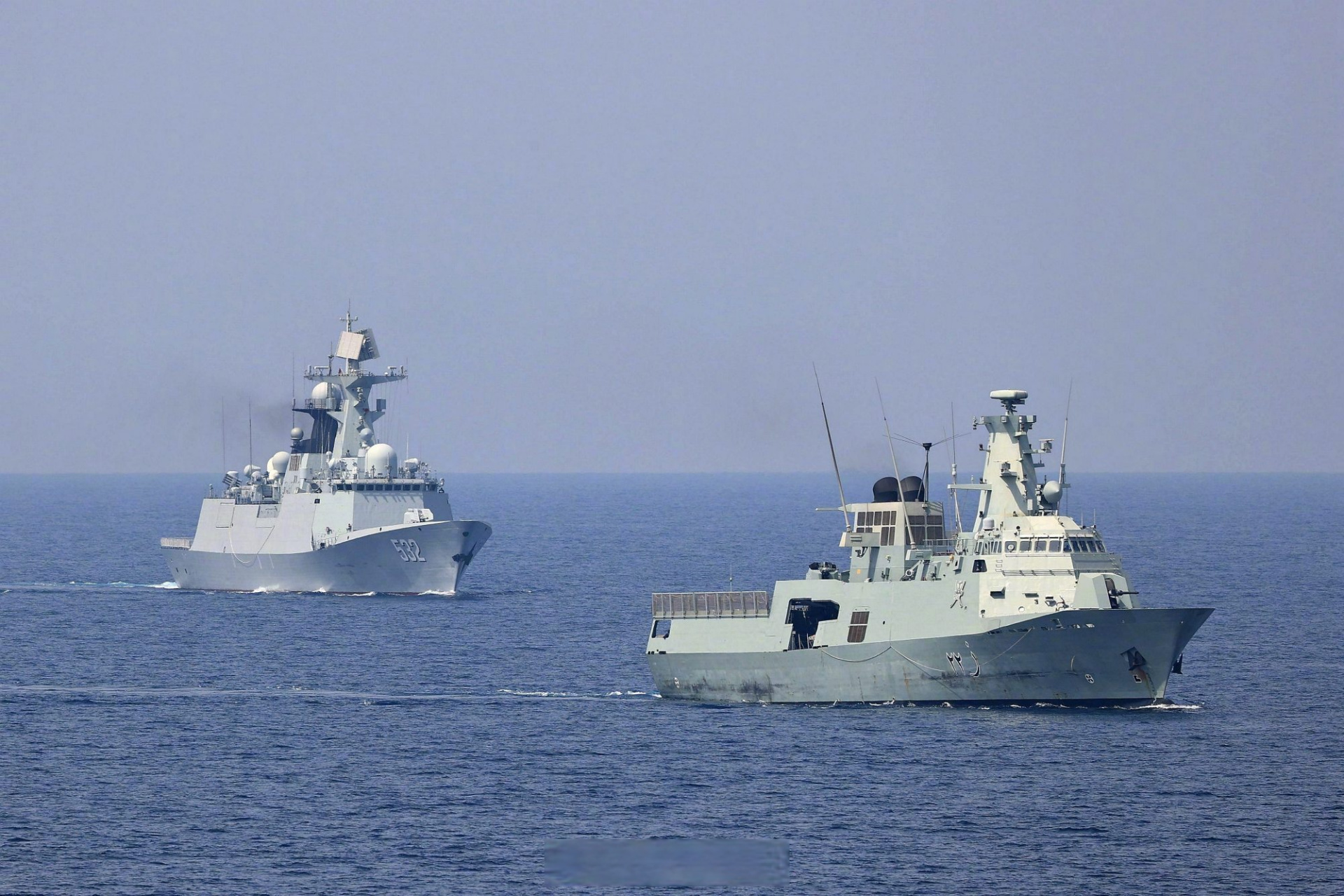 导弹护卫舰荆州舰在马斯喀特附近海域,与阿曼皇家海军舰艇"萨达"号