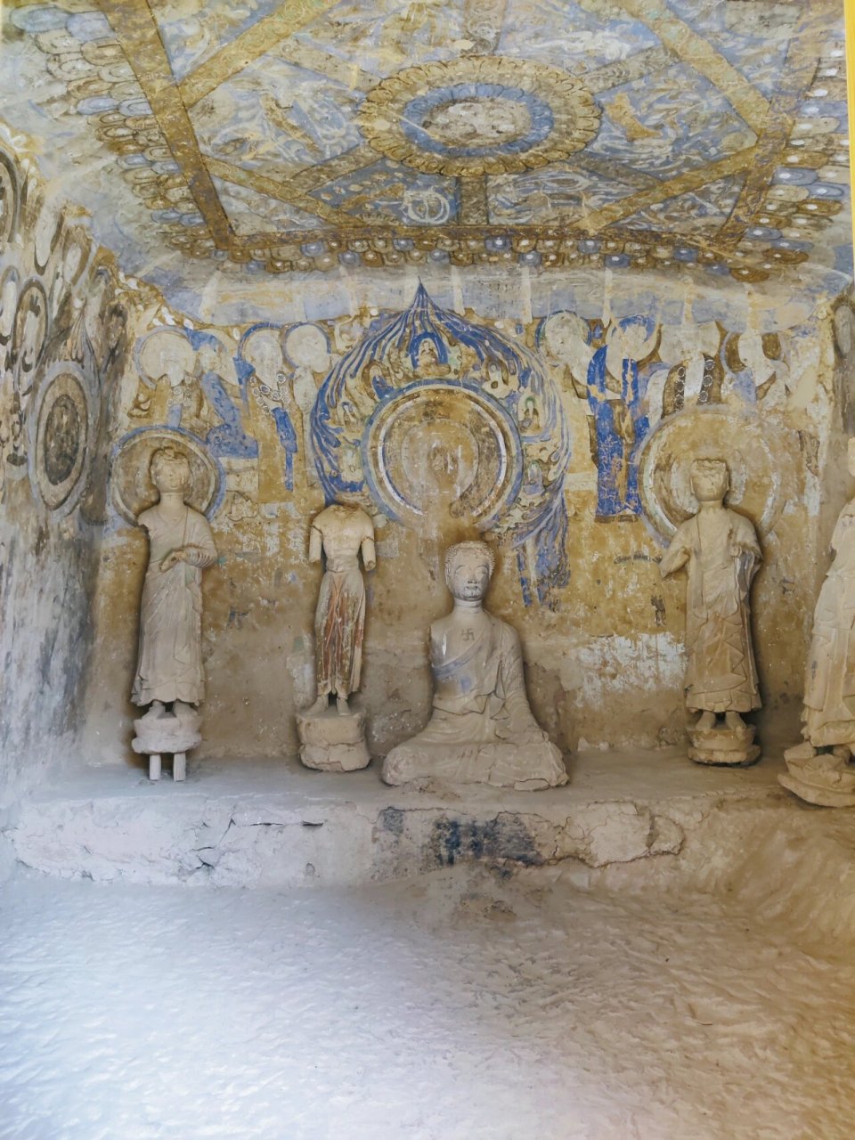 河西石窟走廊之炳灵寺石窟 位于甘肃临夏的炳灵寺石窟,由一尊唐代大佛
