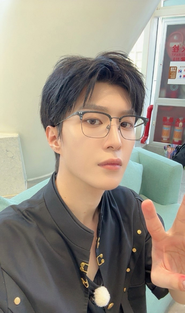 今日凌晨,范丞丞回应称"今天玩游戏时不小心擦伤了一点,工作人员已经