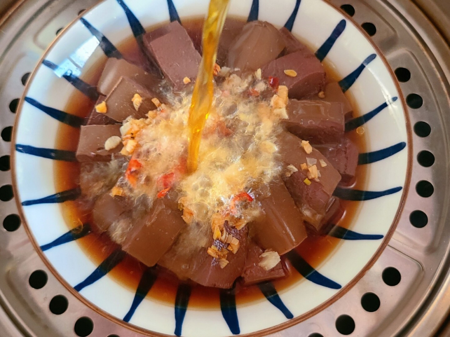 轻盐清蒸‖健康吃出来 【蒜蓉蒸鸭血】 主料:鸭血1盒 调料:大蒜3瓣,干