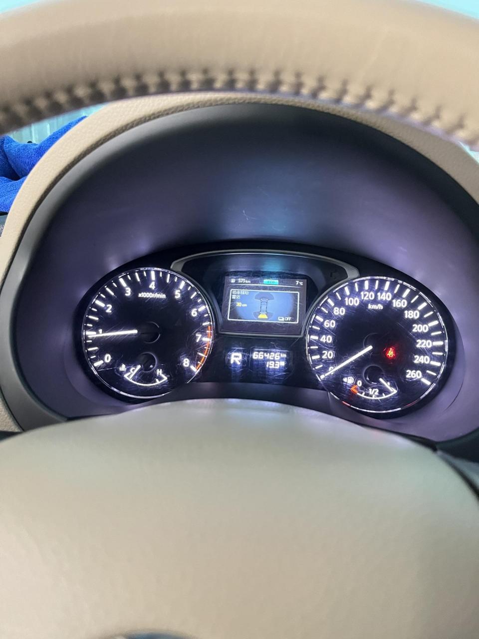 天籁原厂倒车雷达,原车仪表显示.