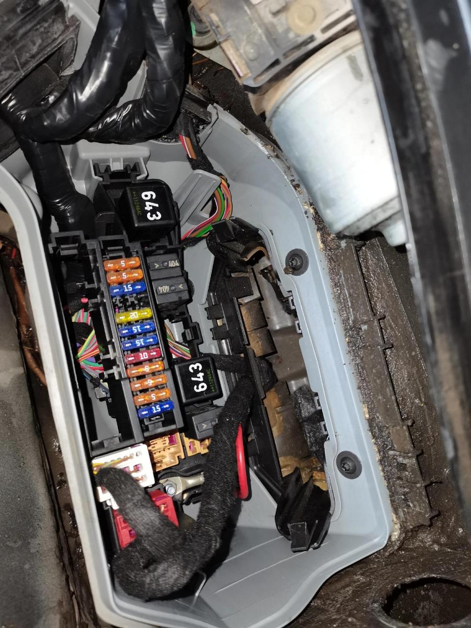 奥迪q5行驶中有时会熄火,启动无反应,报p068a00主继电器过早,和p30