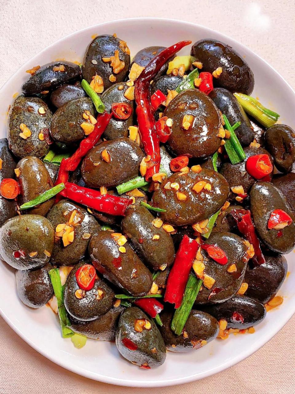 有人吃过炒石头这道特色小吃么?       第一次听说有炒石头这道菜,我