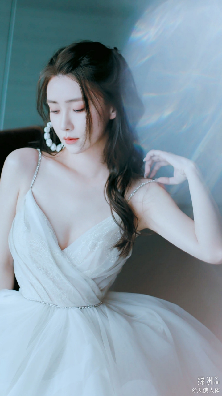 马秋子生日写真壁纸,一袭吊带纱裙, 仙气满满,甜笑可人.#马秋子