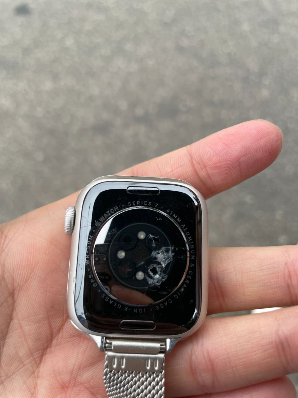 apple watch摔坏预估维修费用多少 如图三张,主屏幕