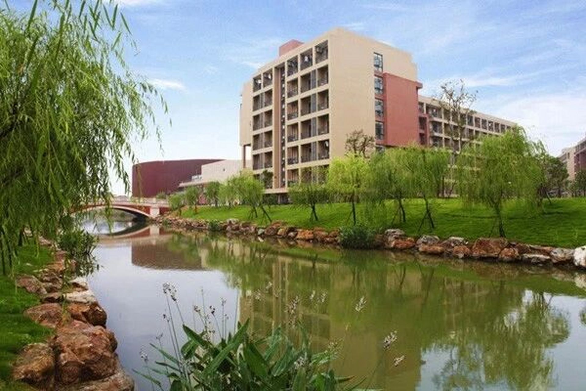 浙江机电职业技术学院介绍  有两个校区分别是滨江校区和海宁校区 滨