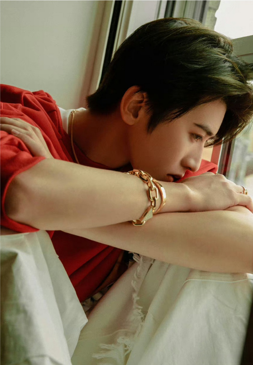 蔡徐坤咬衣服#坤坤你太会了,怎么做到又纯又欲的呀,这穿搭这造型,太