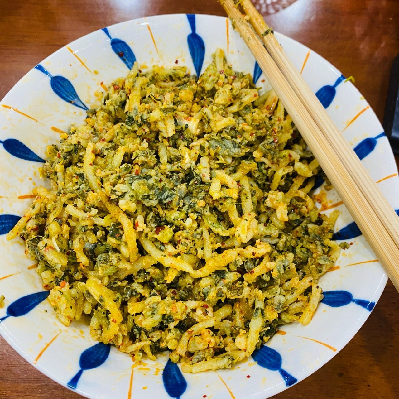 袁家村的菜疙瘩～ 袁家村菜疙瘩 食材:菠菜,土豆(或者芹菜,茼蒿,当季