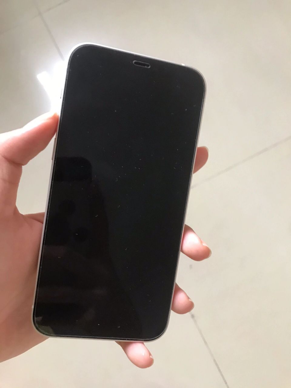 iphone12充电一夜起来发现黑屏 咋办呢?