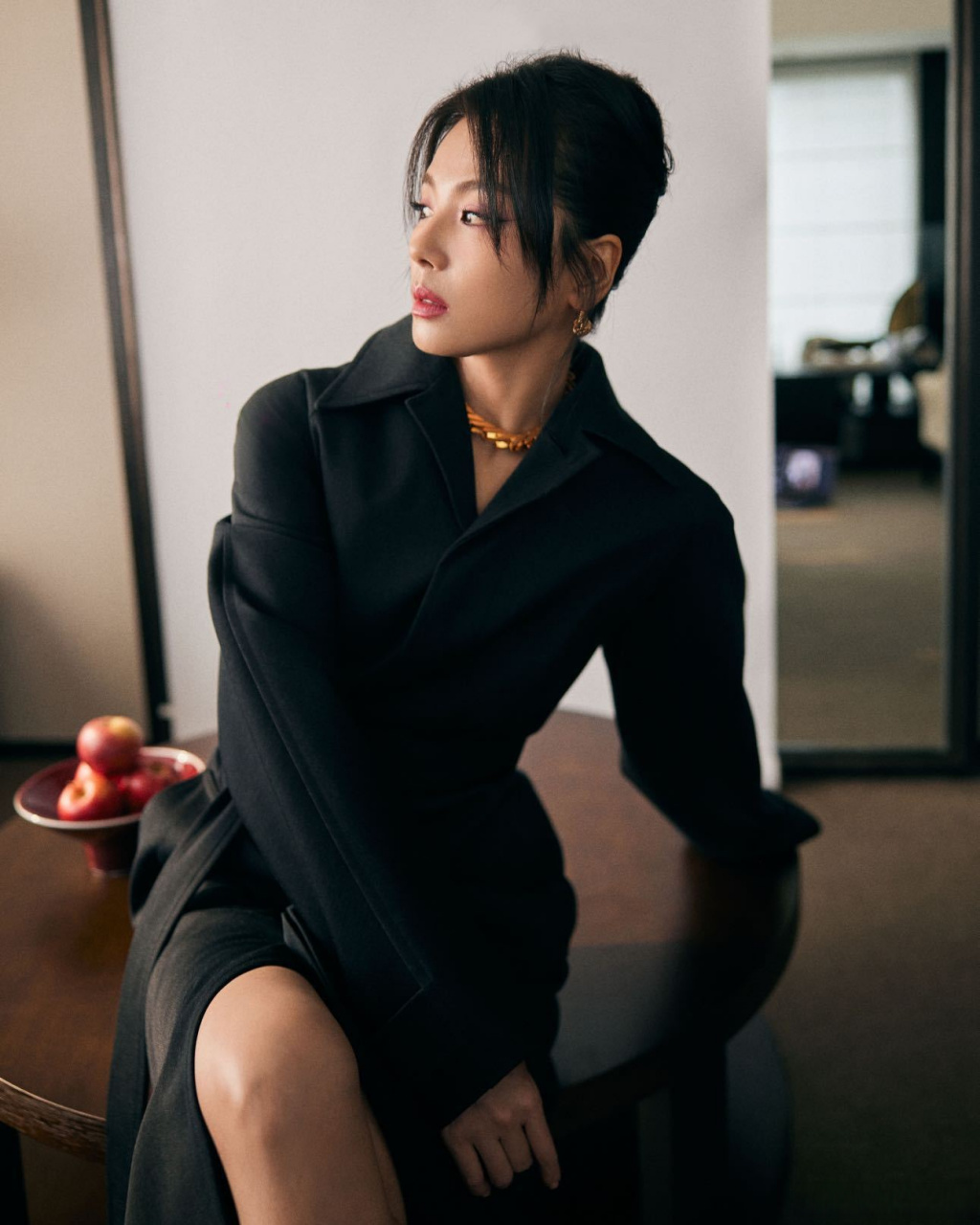 刘涛黑暗荣耀风造型 来看刘涛今天最新活动造型,刘涛的皮鞋好尖 啊!