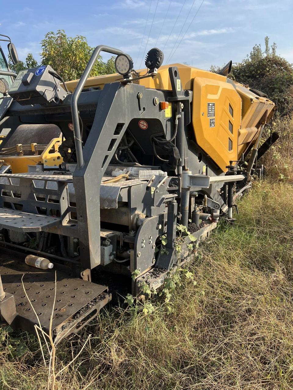 21年徐工355摊铺机.