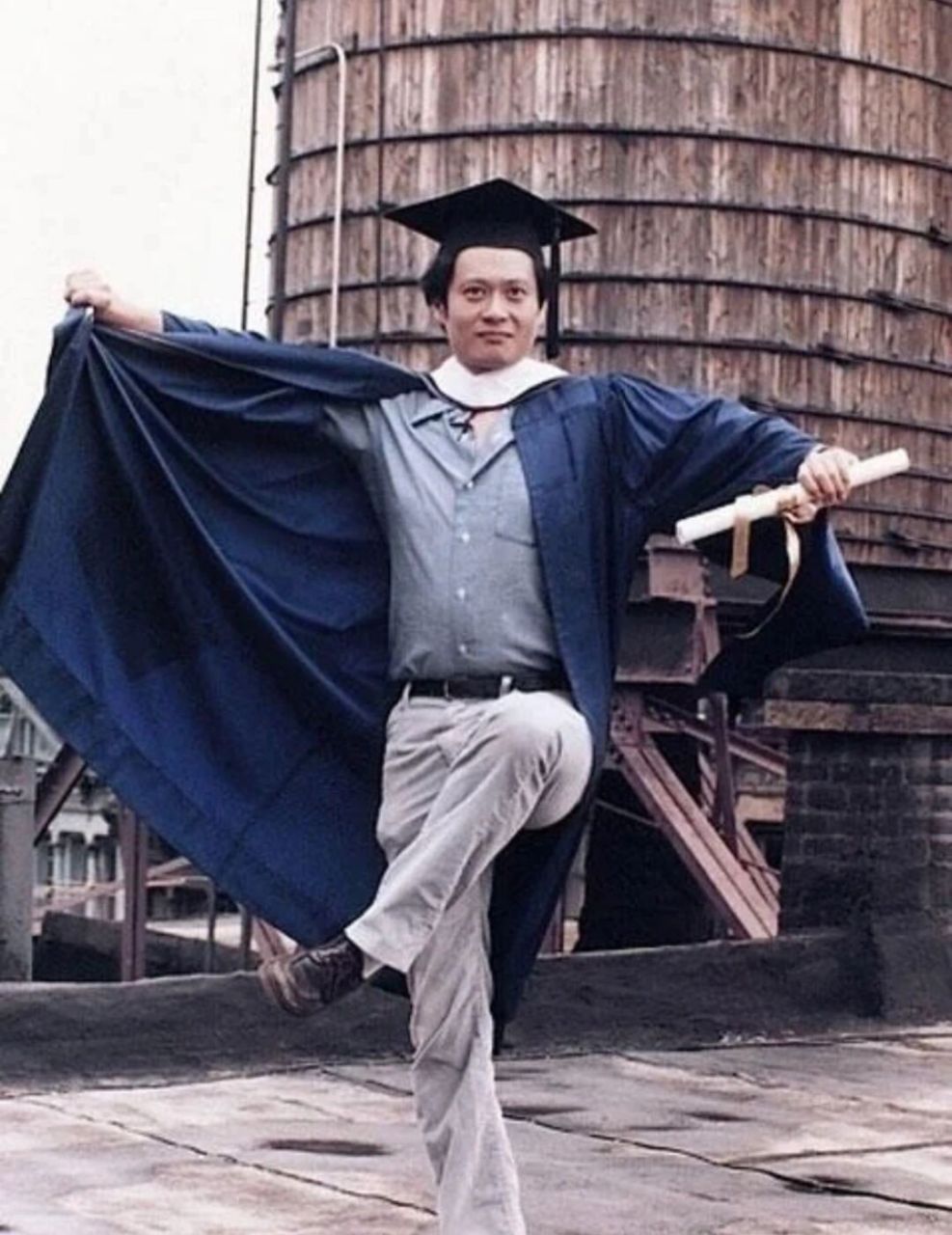 李安同款毕业照95 穿着裙子91实在限制发挥 没想到在南科大转眼六