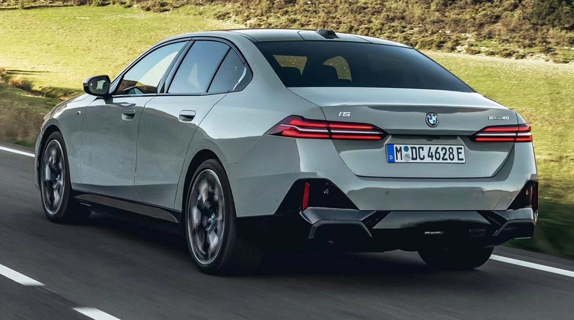 bmw 2024款5系和 i5 ev 亮相宝马换代5系与全新i5将于5月24日发布