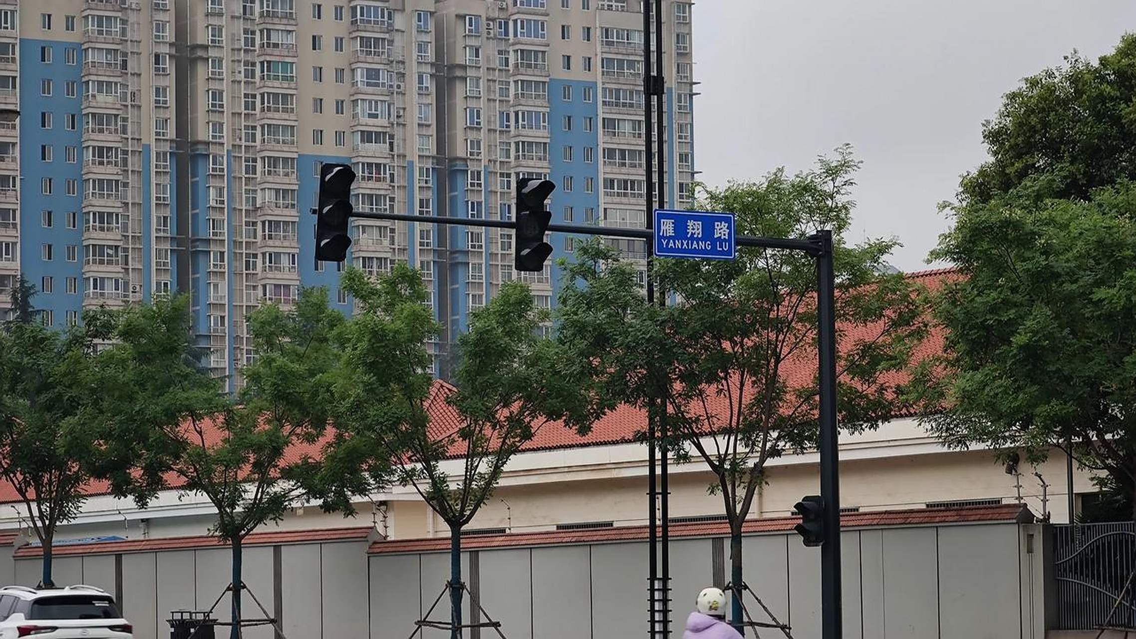 西安市雁翔路与延兴门一路丁字口交通信号灯出现故障已有至少半个月