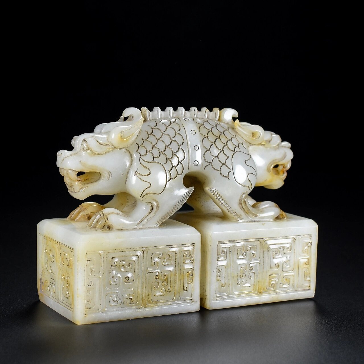 精品战国汉代和田玉兽印章 精品战国汉代和田玉兽印章,品相完美,细节