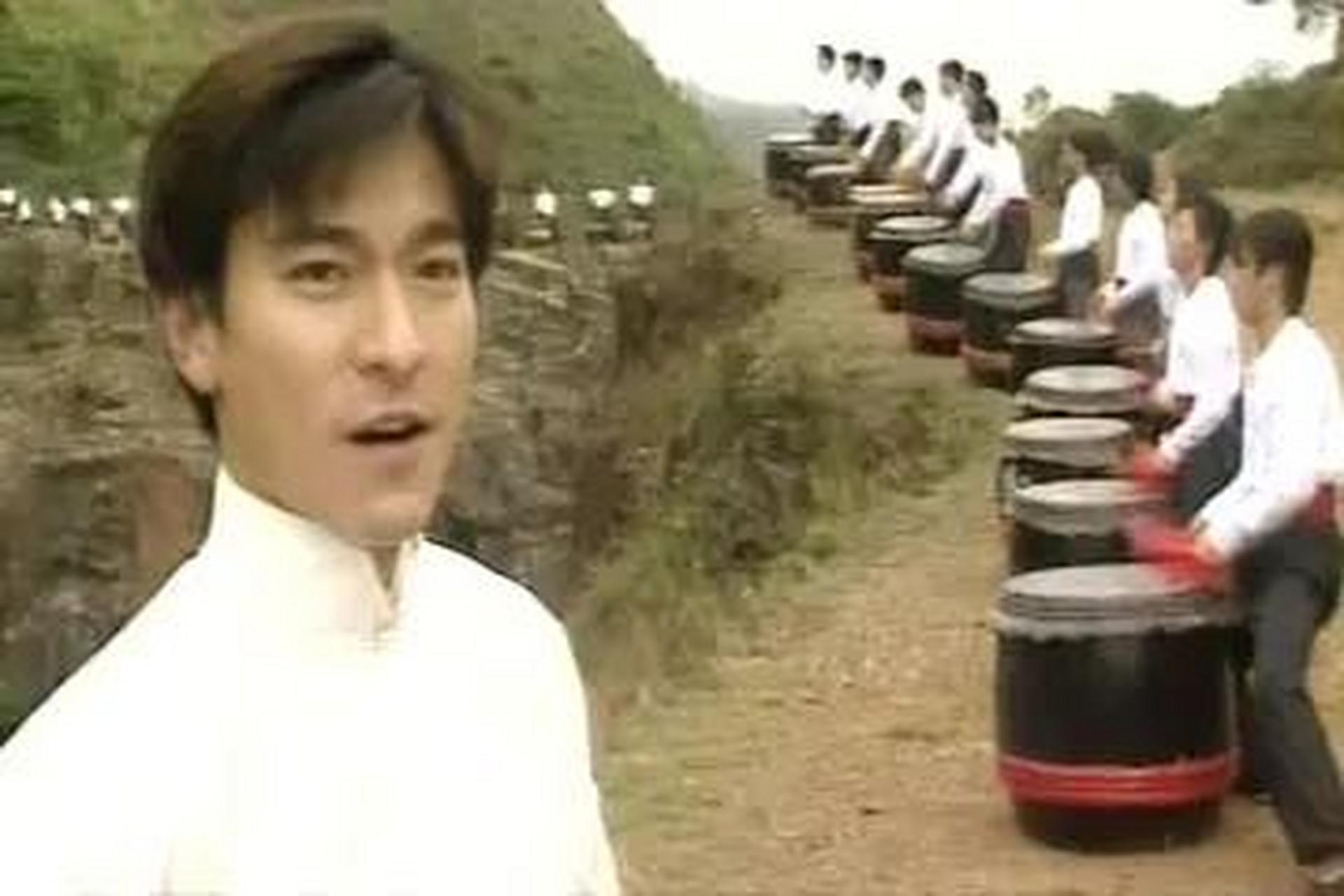 在1997年,刘德华唱《中国人》时,纷纷被媒体嘲笑:"太老土.