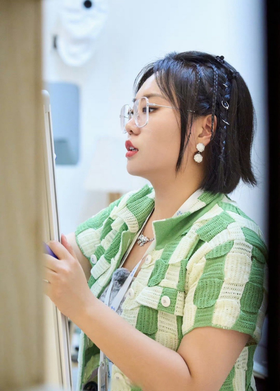 李雪琴高中扎马尾照片# 有网友晒出了李雪琴高中时扎马尾的照片,睹换