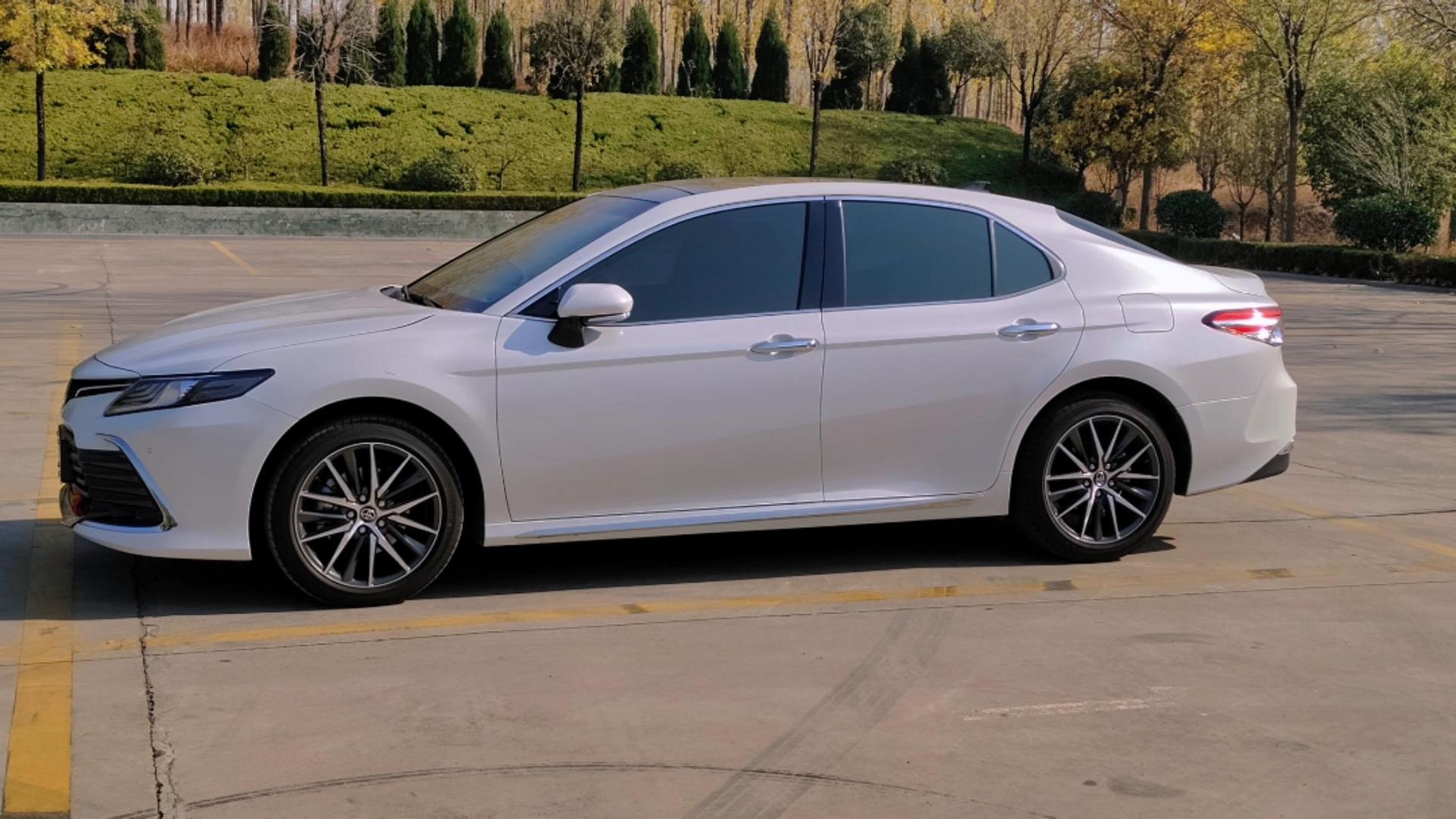 珍珠白车漆真的很有质感.阳光下和阴天是不同的颜色