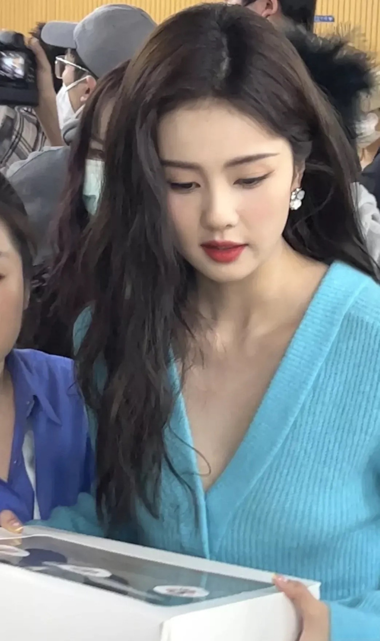 白鹿扫楼生图曝光,几乎零距离,真的被她惊艳到了,白鹿皮肤又白又嫩