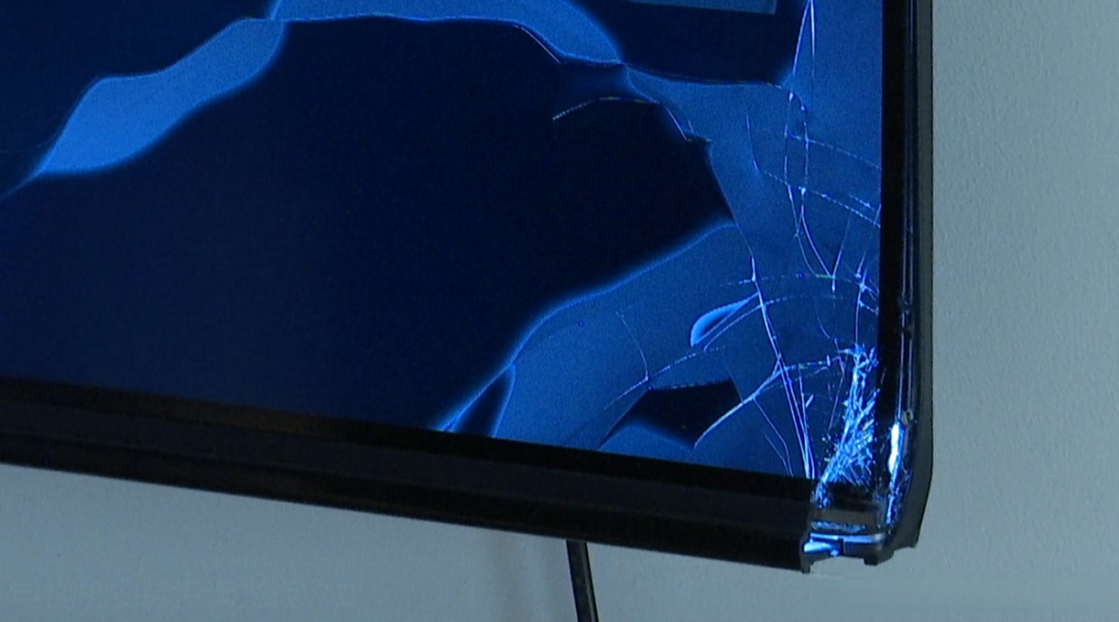 【家乐福买的电视机 挂上墙一个多月就摔碎了 谁该负责?
