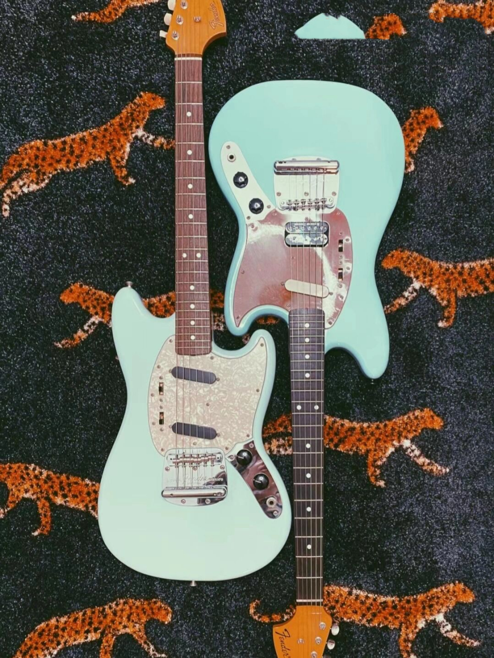 fender日产mustang 92图中两把吉他,是我的日产fender mustang,对我