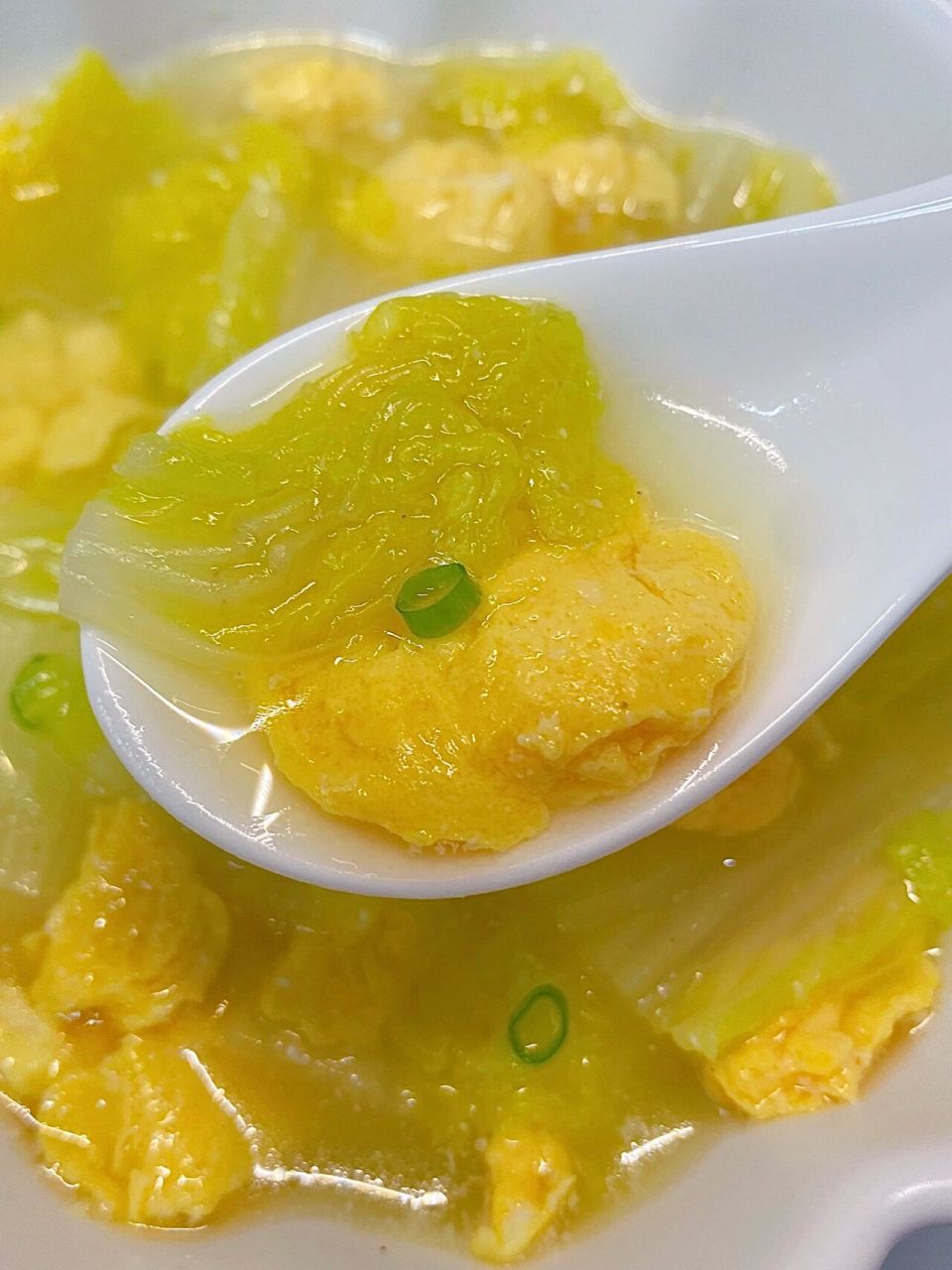 73材料:娃娃菜,鸡蛋,盐,白胡椒粉 73做法: 11566油热后倒入