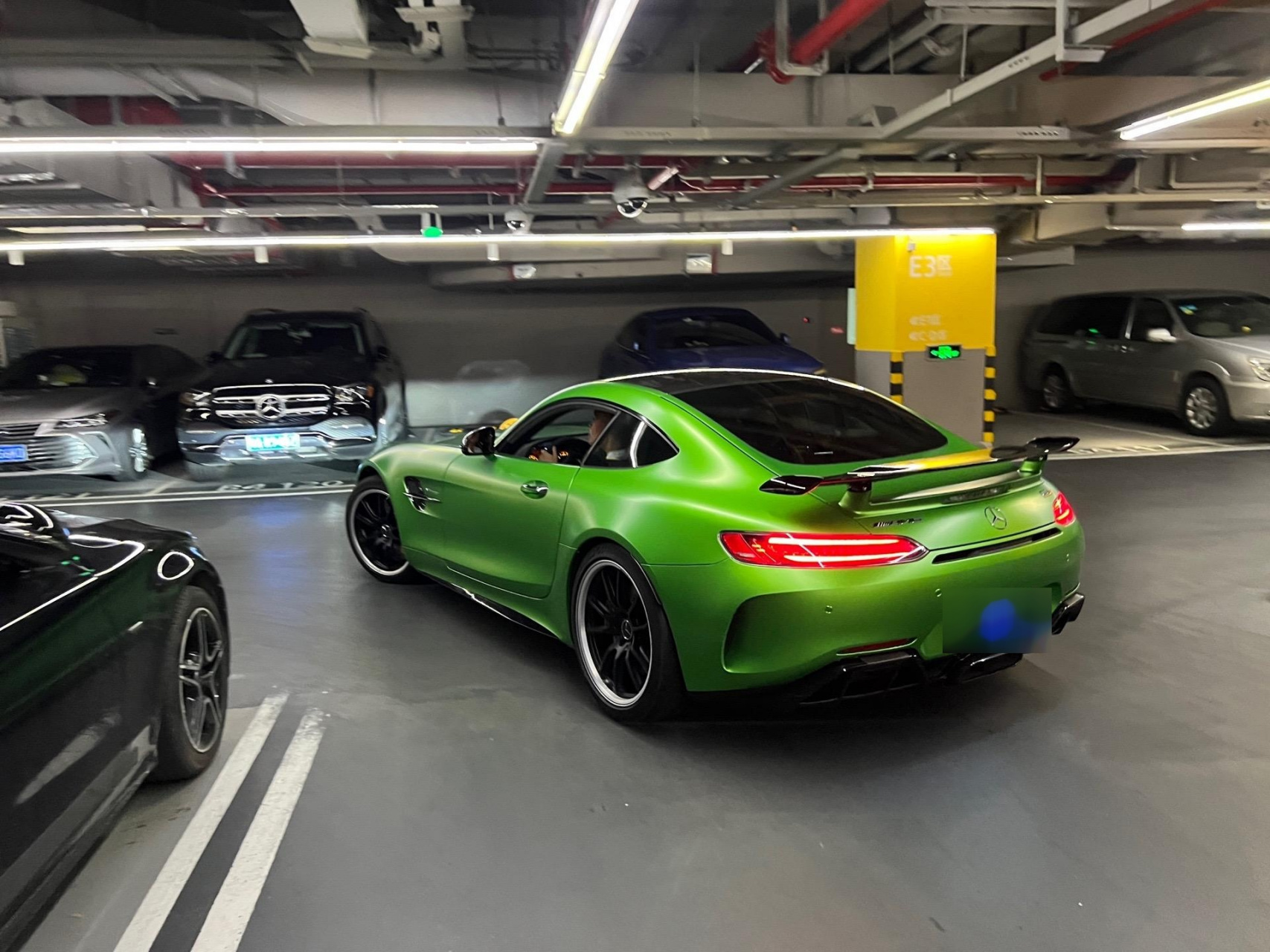 奔驰amg gtr绿魔 ,帅炸了,车牌也很6