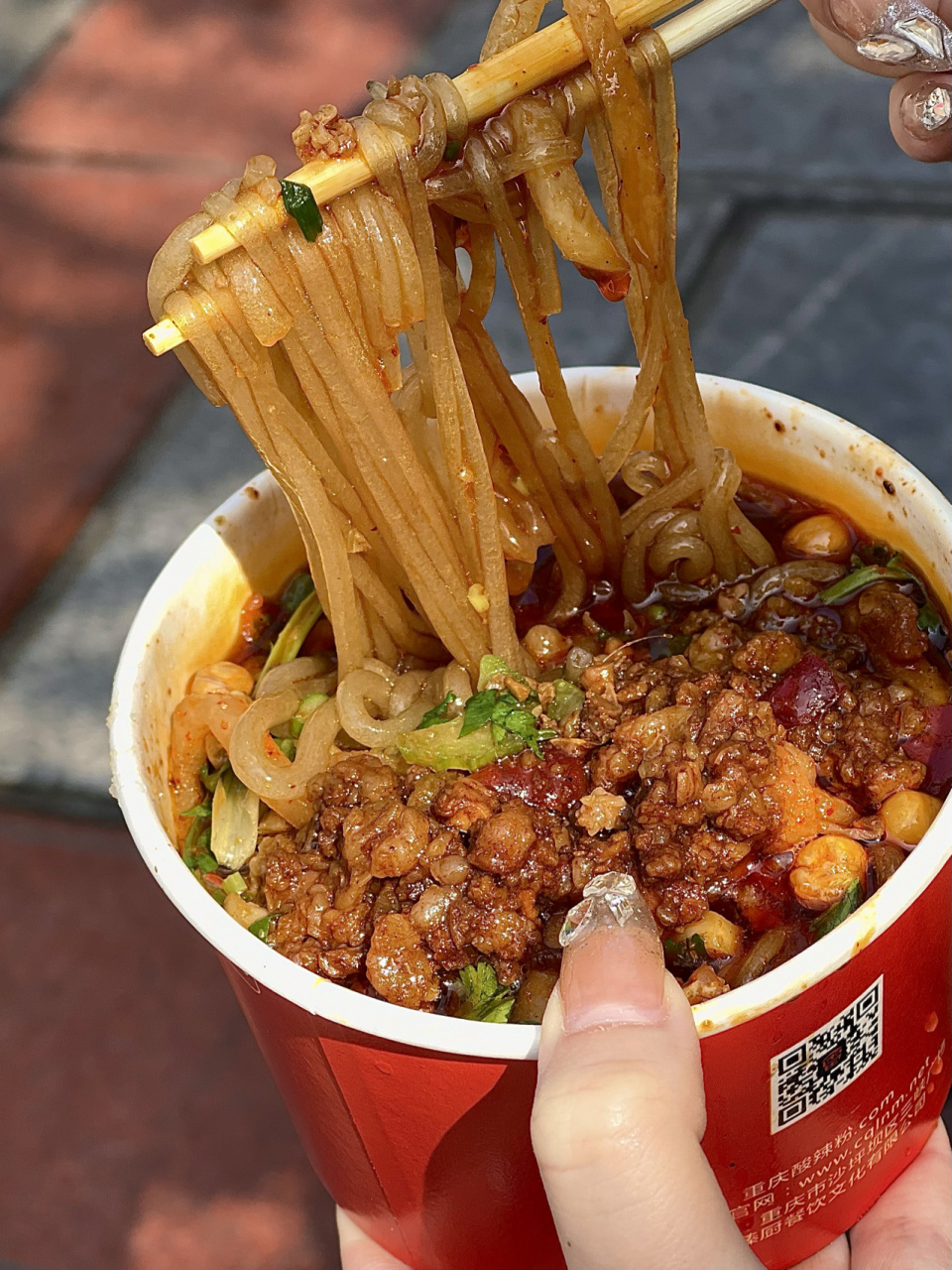 重庆这家酸辣粉真的很绝 叫雷家老农民 只要10一碗 重庆的朋友说 和她