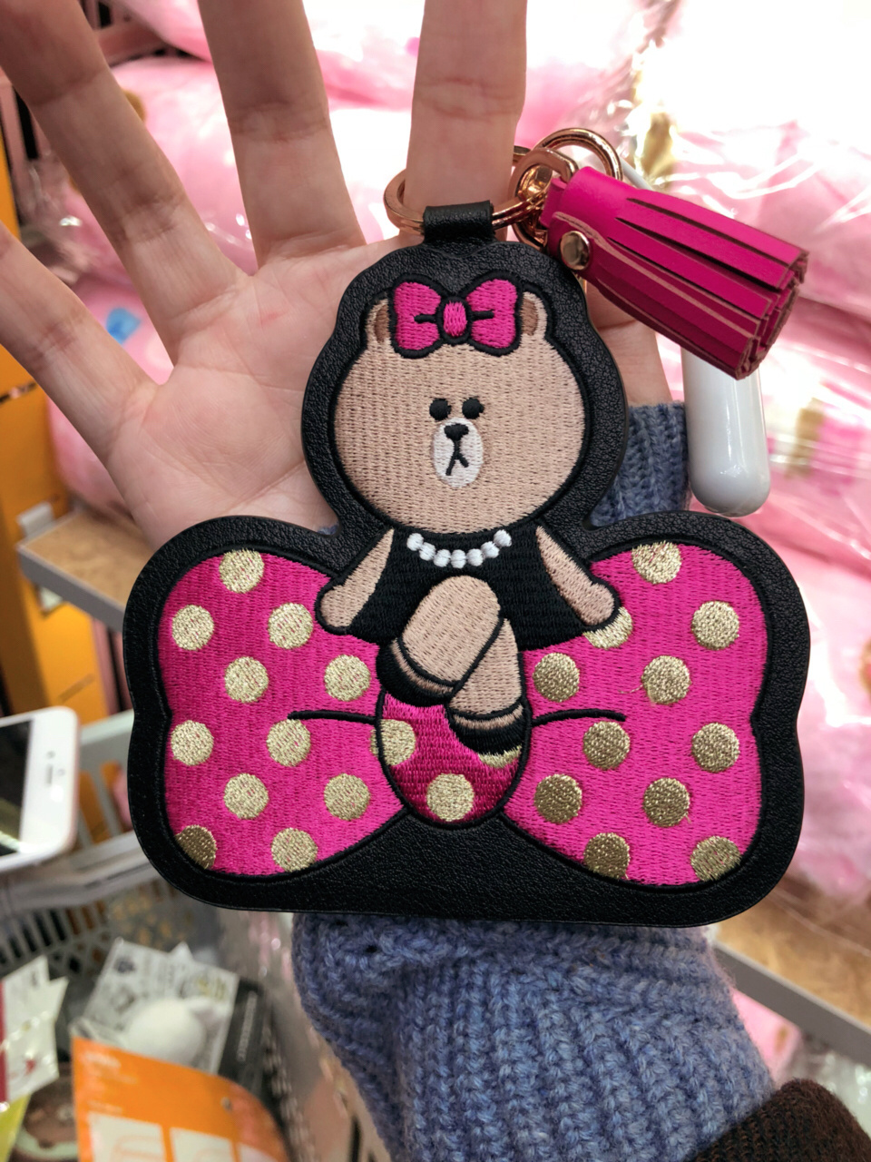 在韩国line friends店里买的超可爱choco包挂～很精致的刺绣,五金是