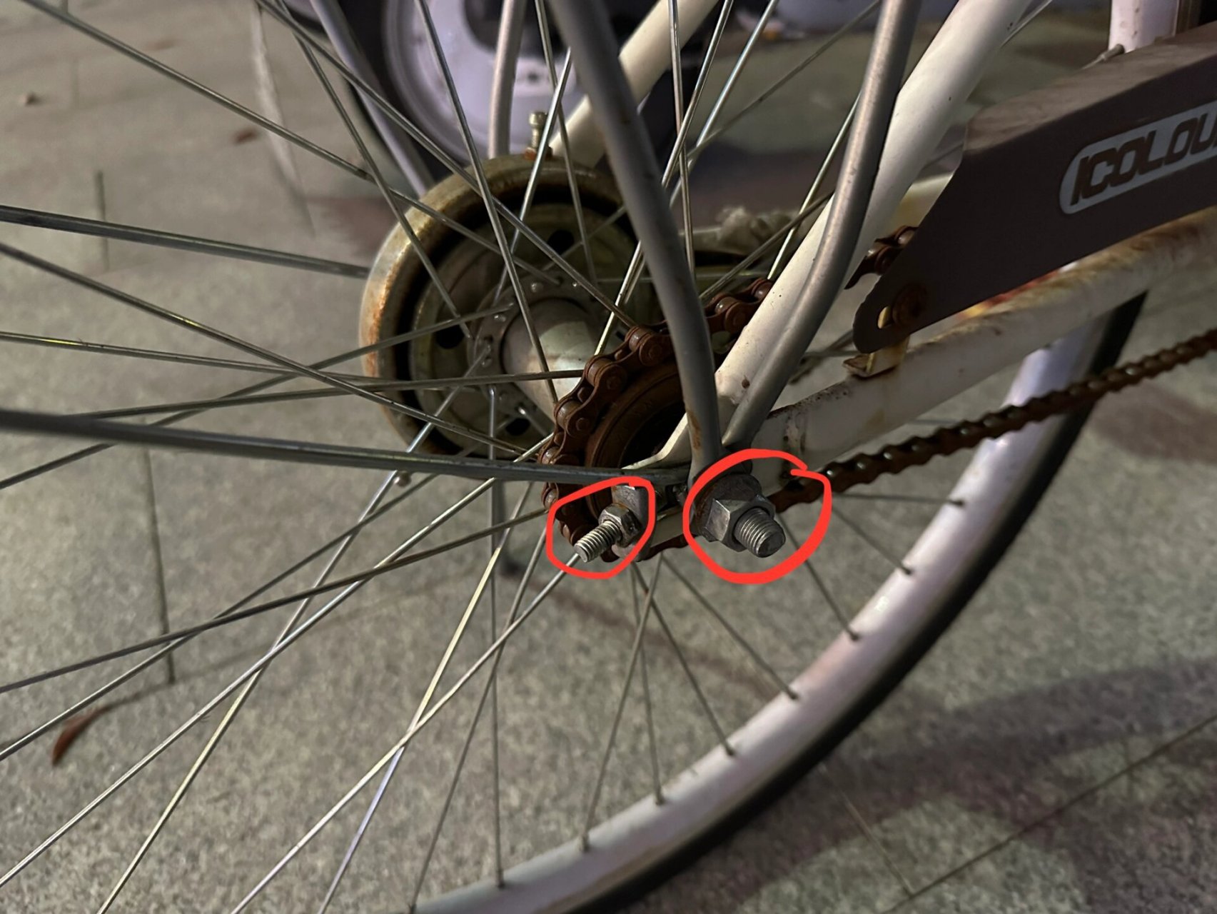 自行车链条松,掉链子调整方法 为解决通勤最后一公里的自行车,骑的