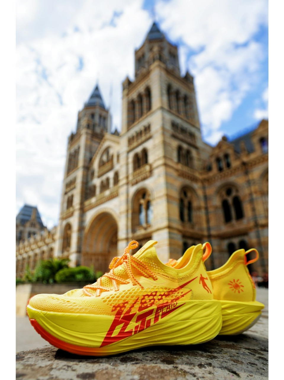 乔丹飞影plaid跑鞋的特点如下: 中底采用了巭pro泡沫,这是乔丹最好的