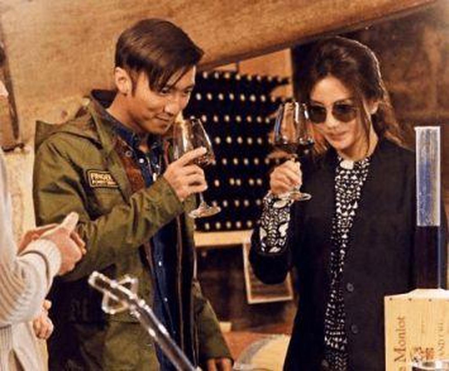 赵薇和谢霆锋喝酒,借着酒劲,她问谢霆锋:"王菲到底哪里比不上张柏芝?