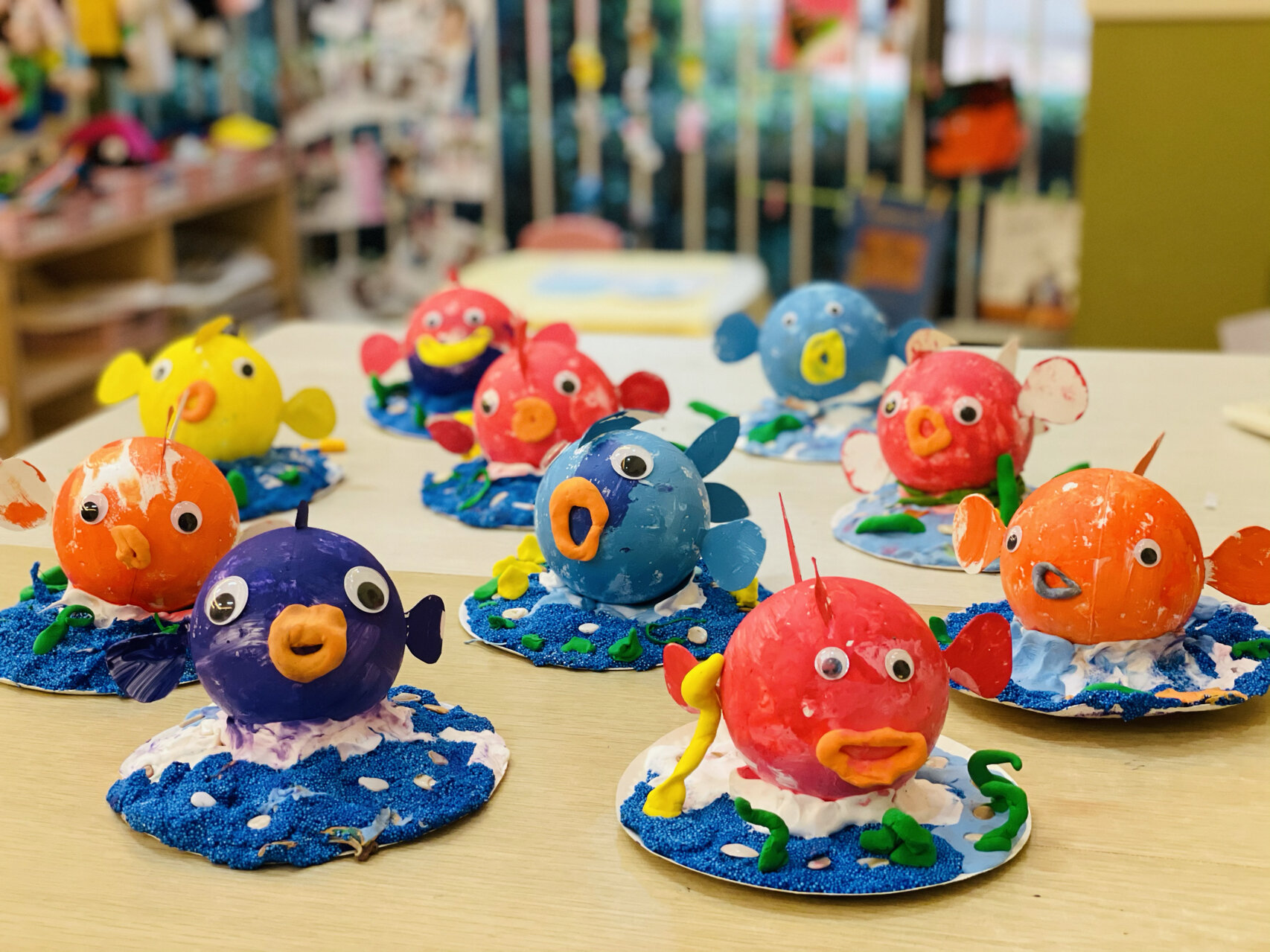 观看视频了解泡泡鱼的生活习性,形态特征. 2.