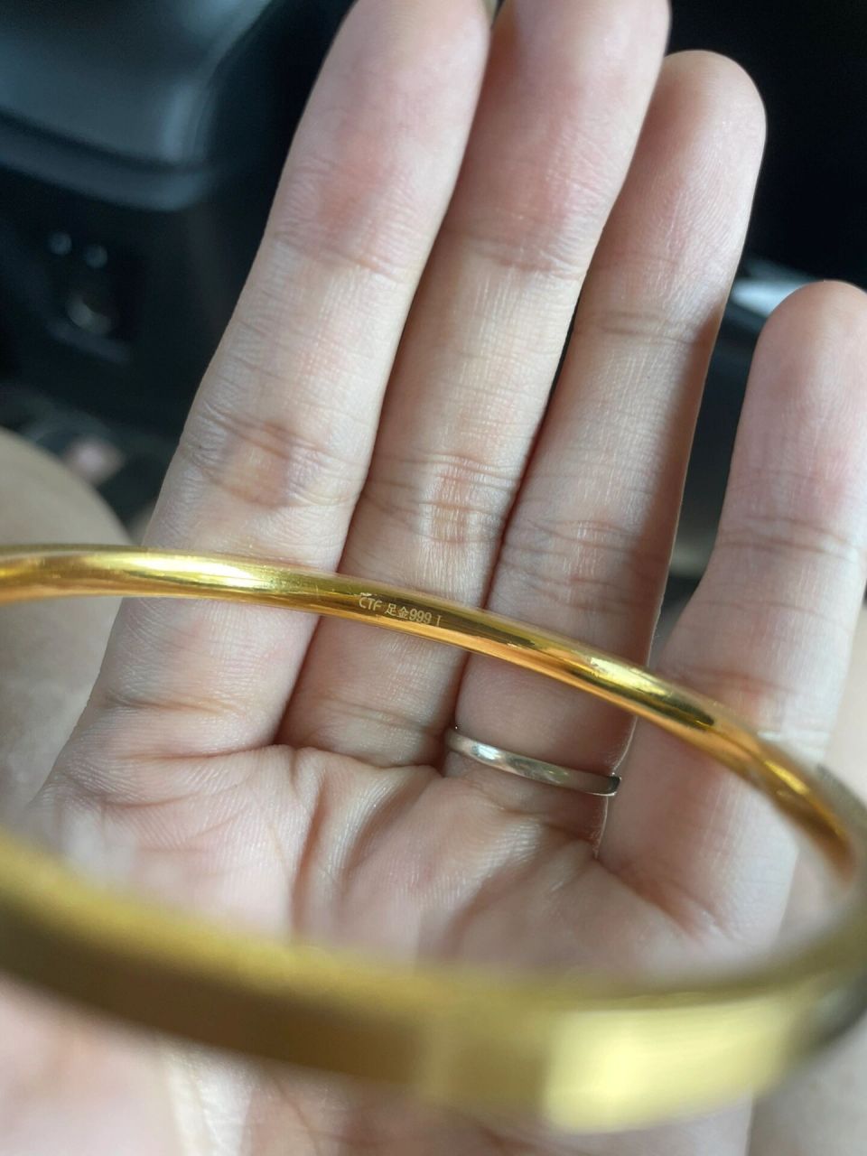 周大福 钢印 前两天找的网上一个柜姐买的,请大家帮我看看,这个钢印真