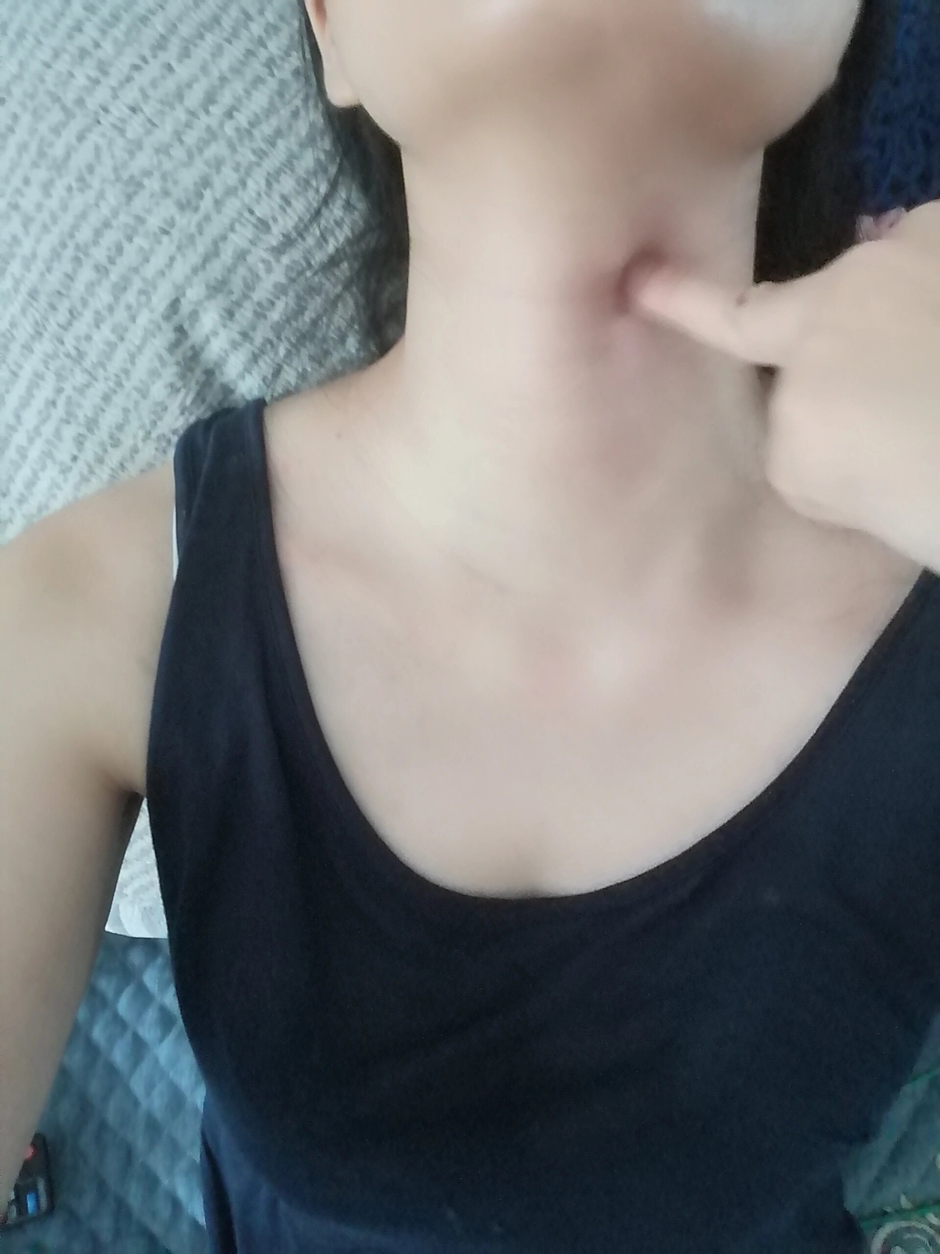脖子这里疼,按压着感觉骨头咯嘣咯嘣响