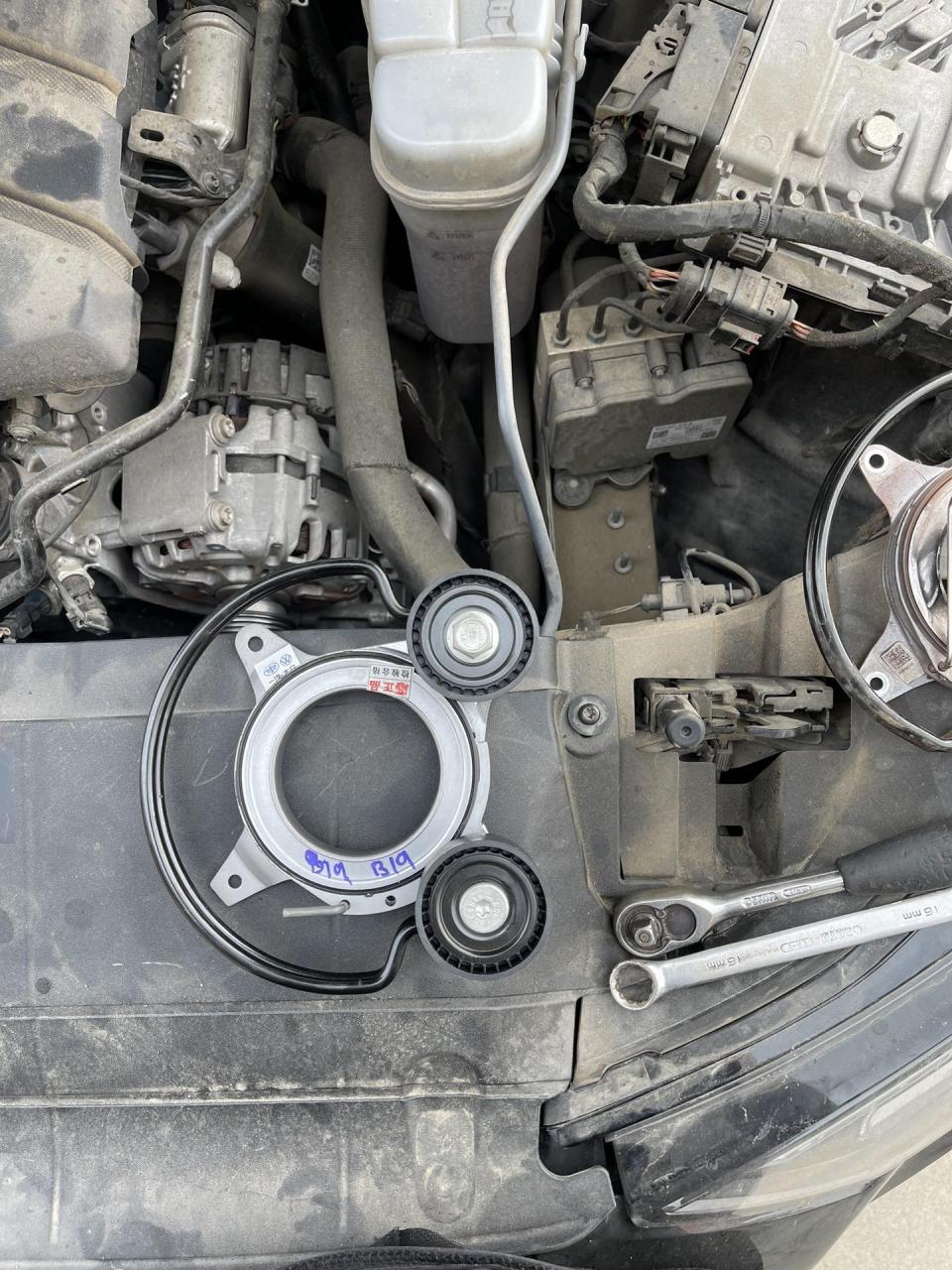 奥迪a6发电机皮带 涨紧轮.