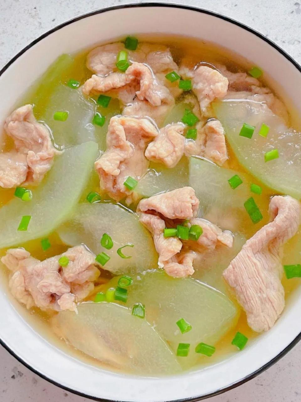 今天给大家分享一道营养又美味的冬瓜肉片汤,清淡不油腻,肉质嫩滑