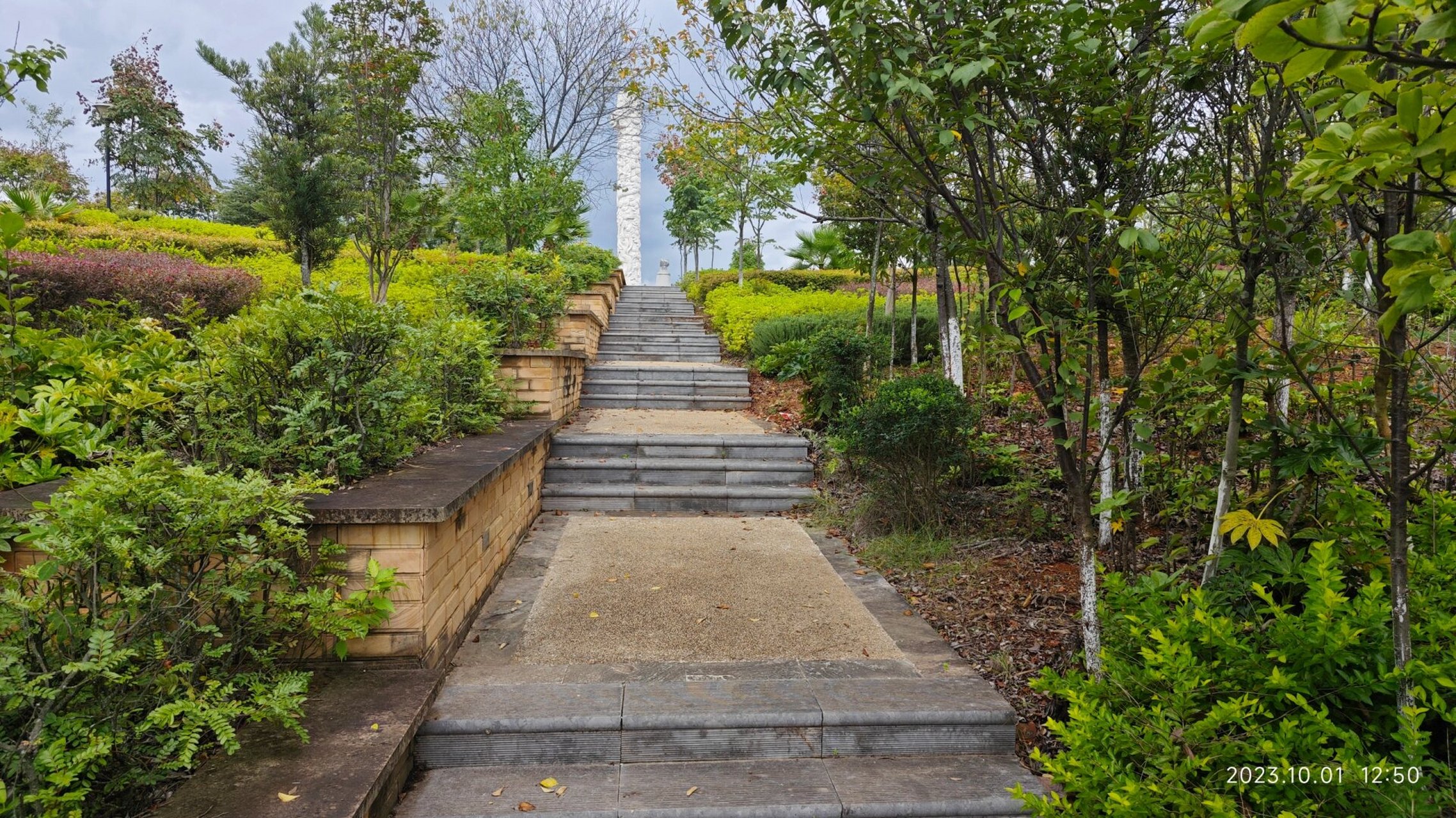 昆明墓地 青龙园 昆明青龙艺术陵园简称青龙园,是经云南省民政厅批准
