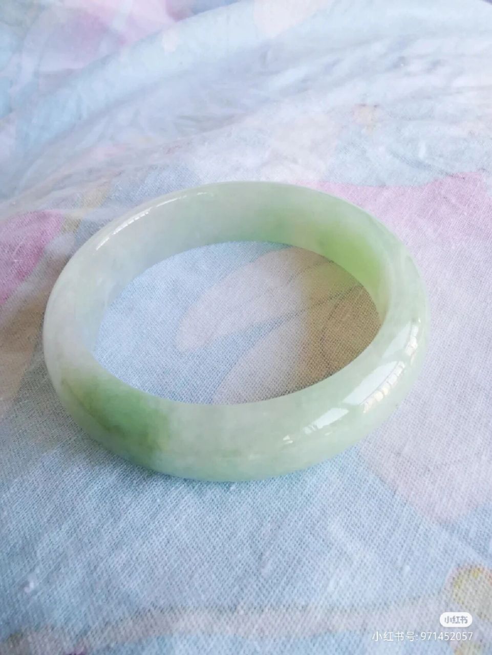 而酸洗翡翠的颜色均匀,无色根,看起来生硬,没有灵动感.