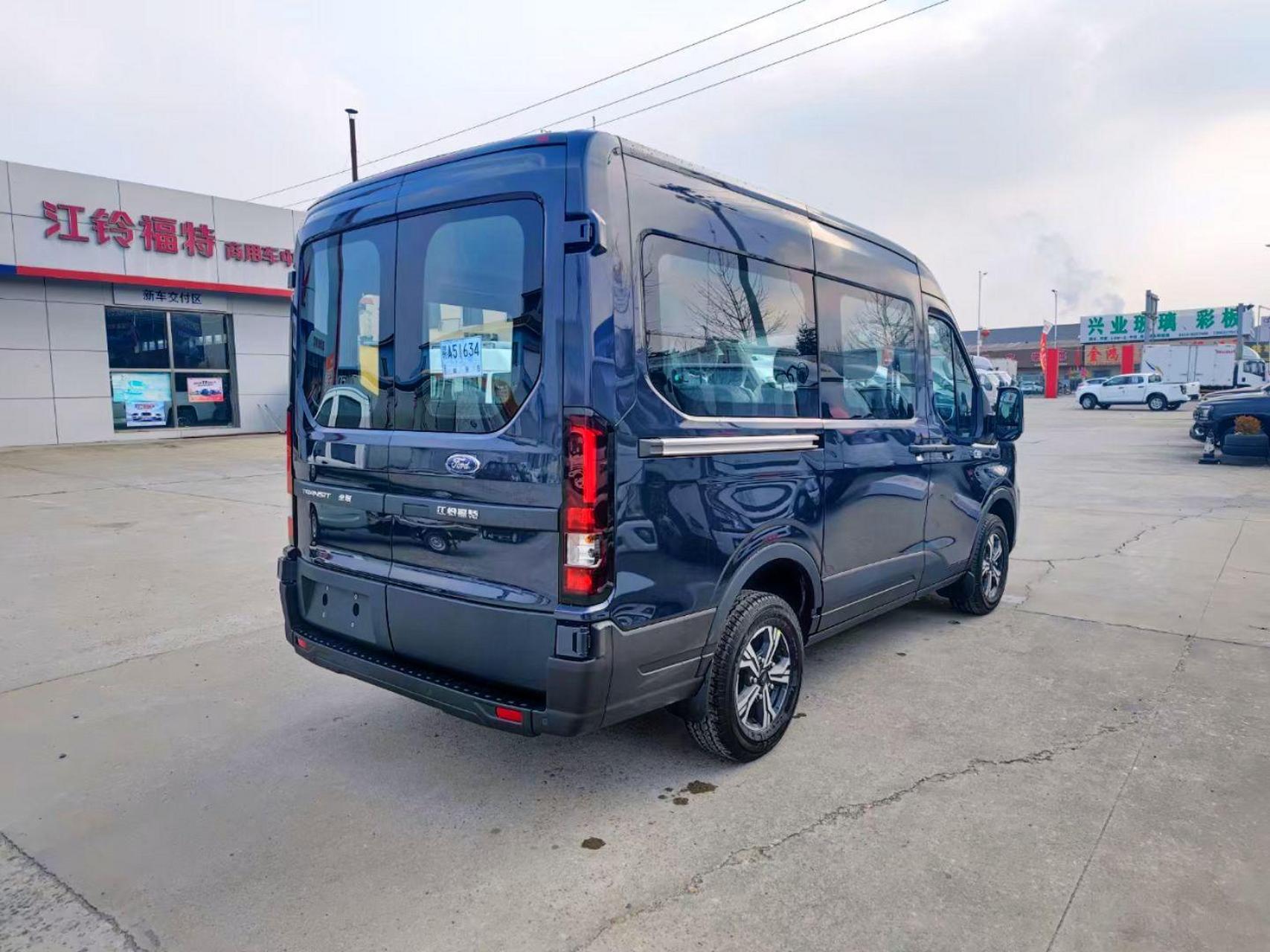 短轴中顶全顺t8到店    最具性比价的一款轻客车     喜欢的欢迎到店