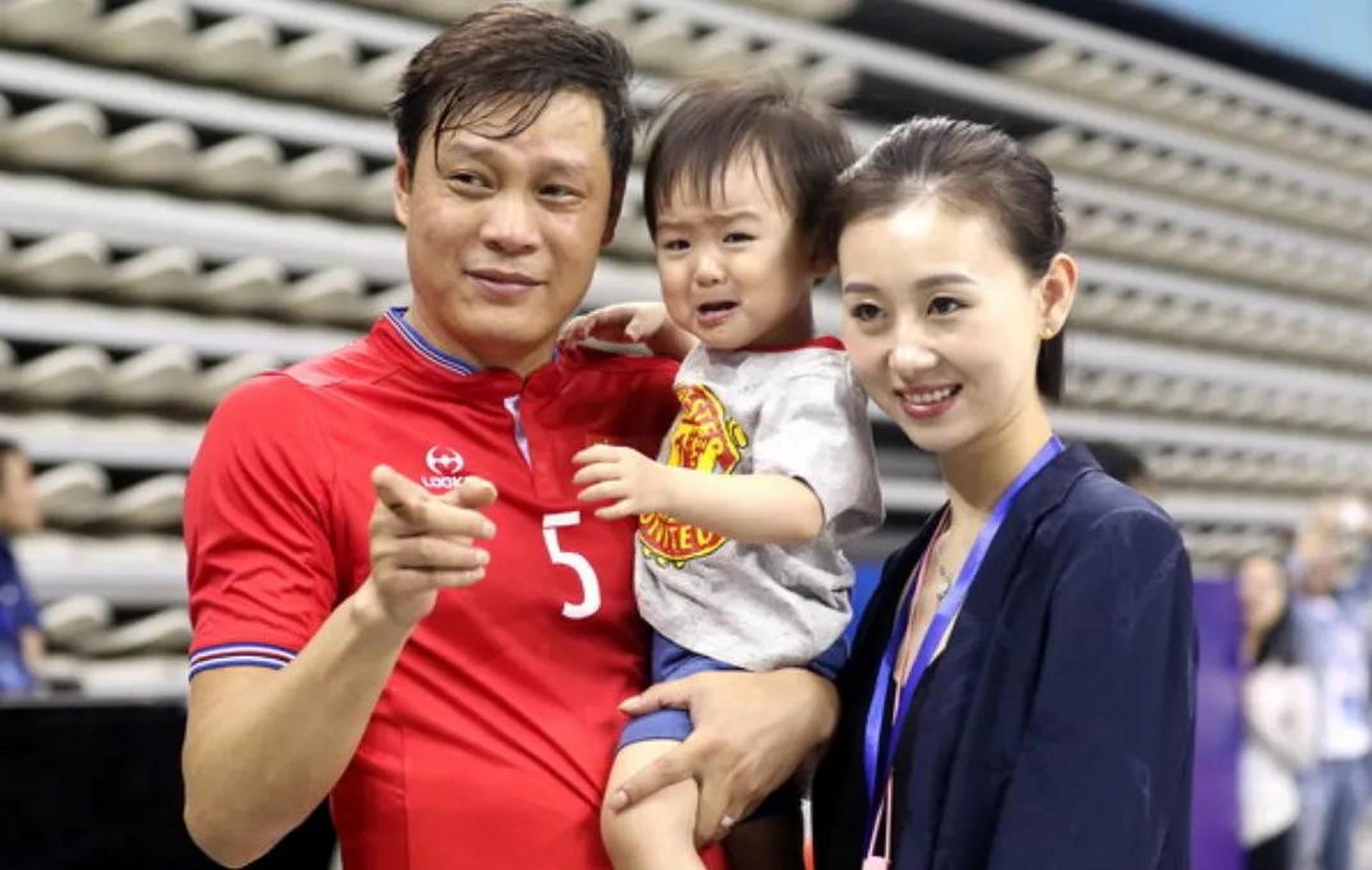 范志毅第三任妻子张梦瑾,上海芭蕾舞团演员,小丈夫17岁 .