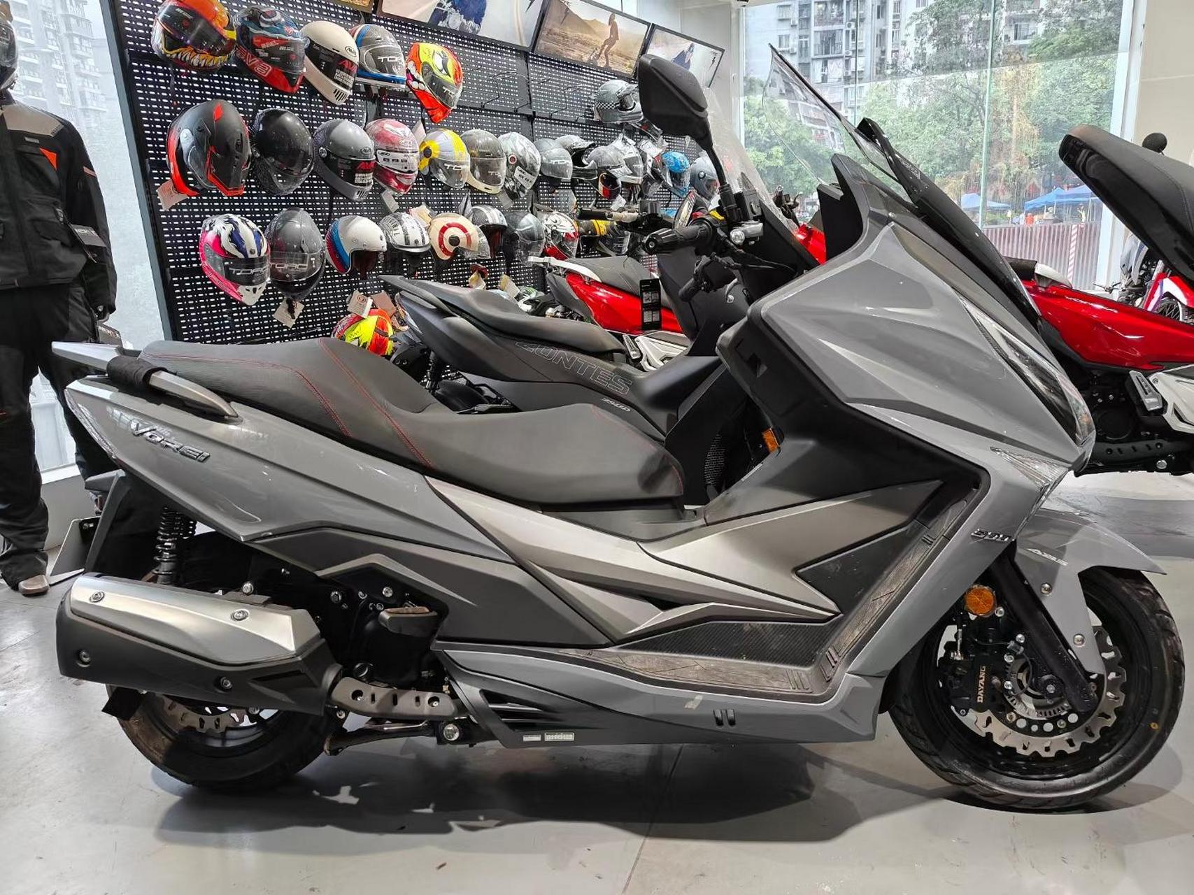 大阳v锐300t 21.3月出厂,全新车,没有加油通电,手续齐全.全国可上户!