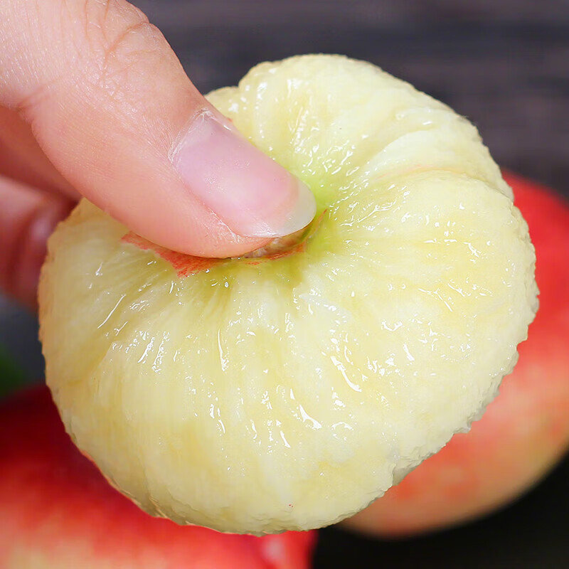 王母毛蟠桃 个头小巧,身材扁圆 外表有微微绒毛,放软轻轻